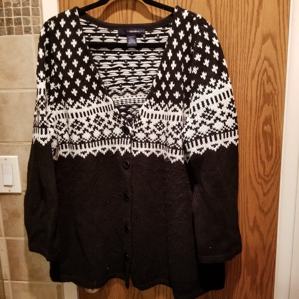 Denim 24/7 ,Size 1x,V-Neck Buttoned Black & White